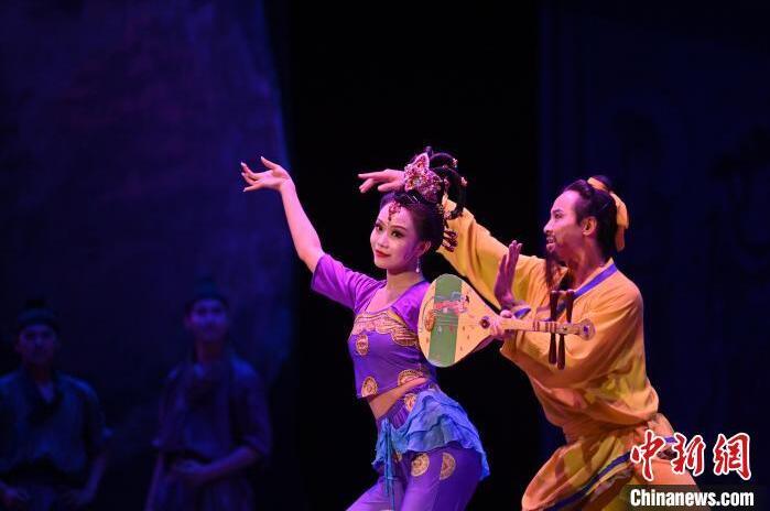 7月18日晚，中國經(jīng)典舞劇《絲路花雨》在甘肅蘭州黃河劇院進(jìn)行演出。中國經(jīng)典舞劇《絲路花雨》迎來45周年，7月17日-8月4日在蘭州開啟為期多天的駐場演出。該舞劇取材于敦煌莫高窟壁畫，集中國霓裳羽衣舞、敦煌舞、印度舞、黑巾舞、波斯馬鈴舞等于一身，自1979年演出至今，該劇先后在40多個(gè)國家和地區(qū)演出近4000場，觀眾550多萬人次。中新社記者 李亞龍 攝</p>
<p>