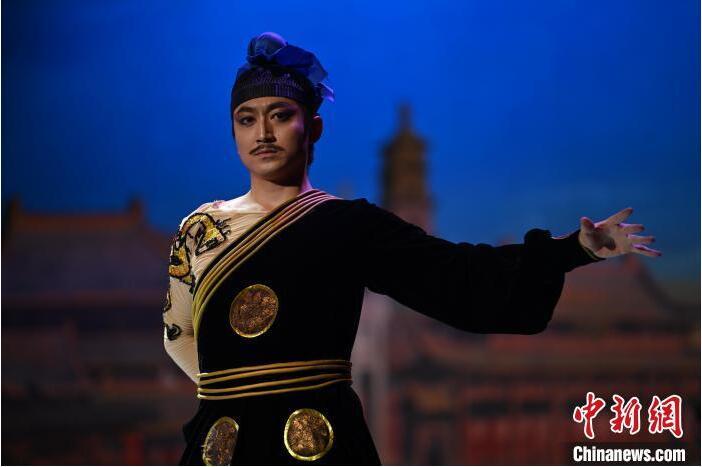 7月18日晚，中國經(jīng)典舞劇《絲路花雨》在甘肅蘭州黃河劇院進(jìn)行演出。中國經(jīng)典舞劇《絲路花雨》迎來45周年，7月17日-8月4日在蘭州開啟為期多天的駐場演出。該舞劇取材于敦煌莫高窟壁畫，集中國霓裳羽衣舞、敦煌舞、印度舞、黑巾舞、波斯馬鈴舞等于一身，自1979年演出至今，該劇先后在40多個(gè)國家和地區(qū)演出近4000場，觀眾550多萬人次。中新社記者 李亞龍 攝