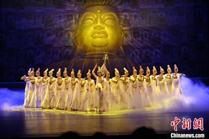 7月18日晚，中國經(jīng)典舞劇《絲路花雨》在甘肅蘭州黃河劇院演出。李亞龍 攝
