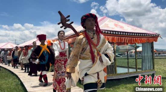 2024年6月，甘肅甘南藏族自治州上演藏服時(shí)裝秀。(資料圖)高瑩 攝