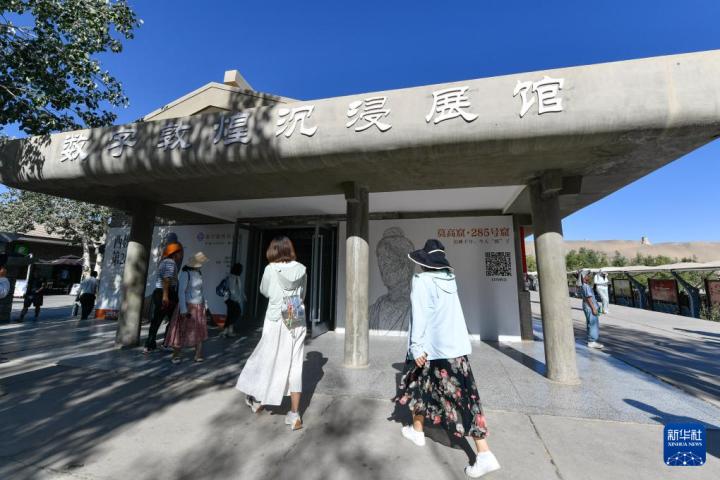7月22日，游客排隊(duì)進(jìn)入“尋境敦煌——數(shù)字敦煌沉浸展”場館。新華社記者 郎兵兵 攝</p>
<p>