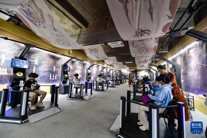 7月22日，游客線下體驗(yàn)“尋境敦煌——數(shù)字敦煌沉浸展”。新華社記者 郎兵兵 攝</p>
<p>