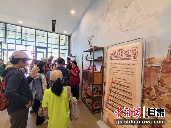 近日，玉門關(guān)遺址景區(qū)開啟了一場精彩紛呈的玉關(guān)詩詞挑戰(zhàn)賽，吸引眾多游人參與其中。玉門關(guān)遺址景區(qū)供圖