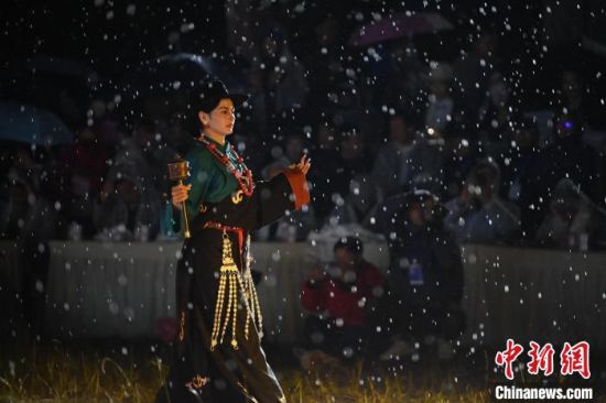 圖為2024年8月6日晚大賽現(xiàn)場(chǎng)模特進(jìn)行比賽。李亞龍 攝