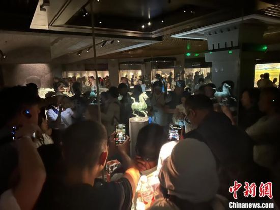 8月17日至23日，“濃濃民族情 兩岸一家親”臺灣同胞參訪團(tuán)甘肅行交流活動在甘肅展開。圖為臺胞參觀甘肅省博物館。中新社記者 閆姣 攝