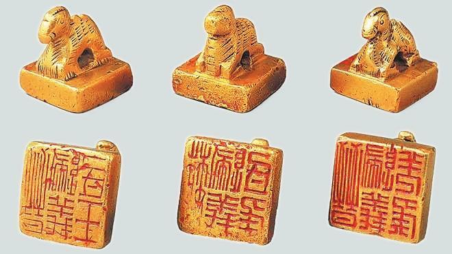 從左至右依次為“晉歸義羌侯”金印、“晉歸義氐王”金印、“魏歸義氐侯”金印