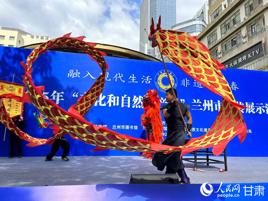 柴宗峰在2025年“文化和自然遺產(chǎn)日”蘭州市非遺宣傳展示活動(dòng)中表演舞獅。人民網(wǎng)記者 焦隆攝