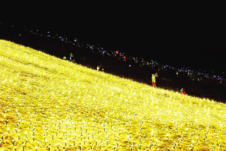 敦煌：近4萬盞太陽能燈點亮鳴沙山