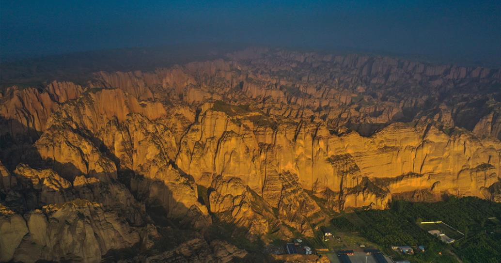 景泰：晨光染石林 薄霧繞山川