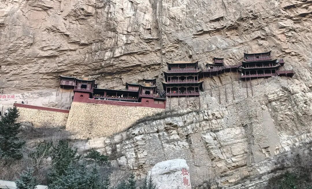 央視曝光懸空寺景區(qū)亂象：門票售罄后還能加價代買、黑車攬客到落石區(qū)拍照…當(dāng)?shù)鼗貞?yīng)